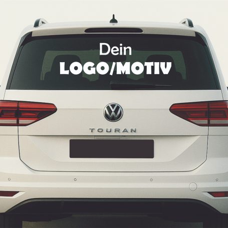 Ein weißer Volkswagen Touran mit Platz für ein Logo oder Motiv auf der Heckscheibe.