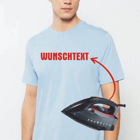 Mann in Hellblaus T-Shirt mit Aufdruck „WUNSCHTEXT“, daneben ein Bügeleisen.